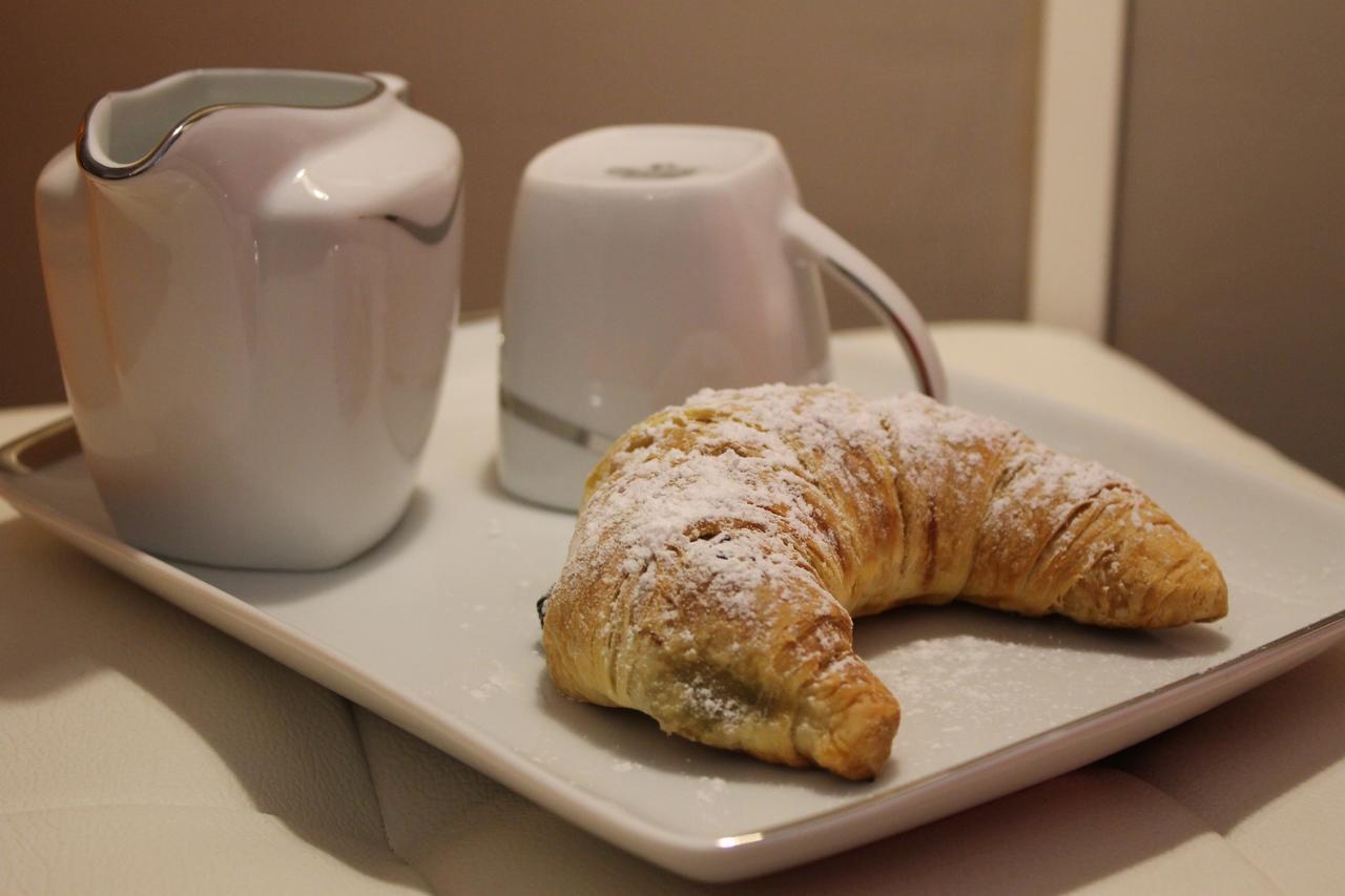 Al 68 Di Piazza Cavour Bed & Breakfast Наполи Екстериор снимка